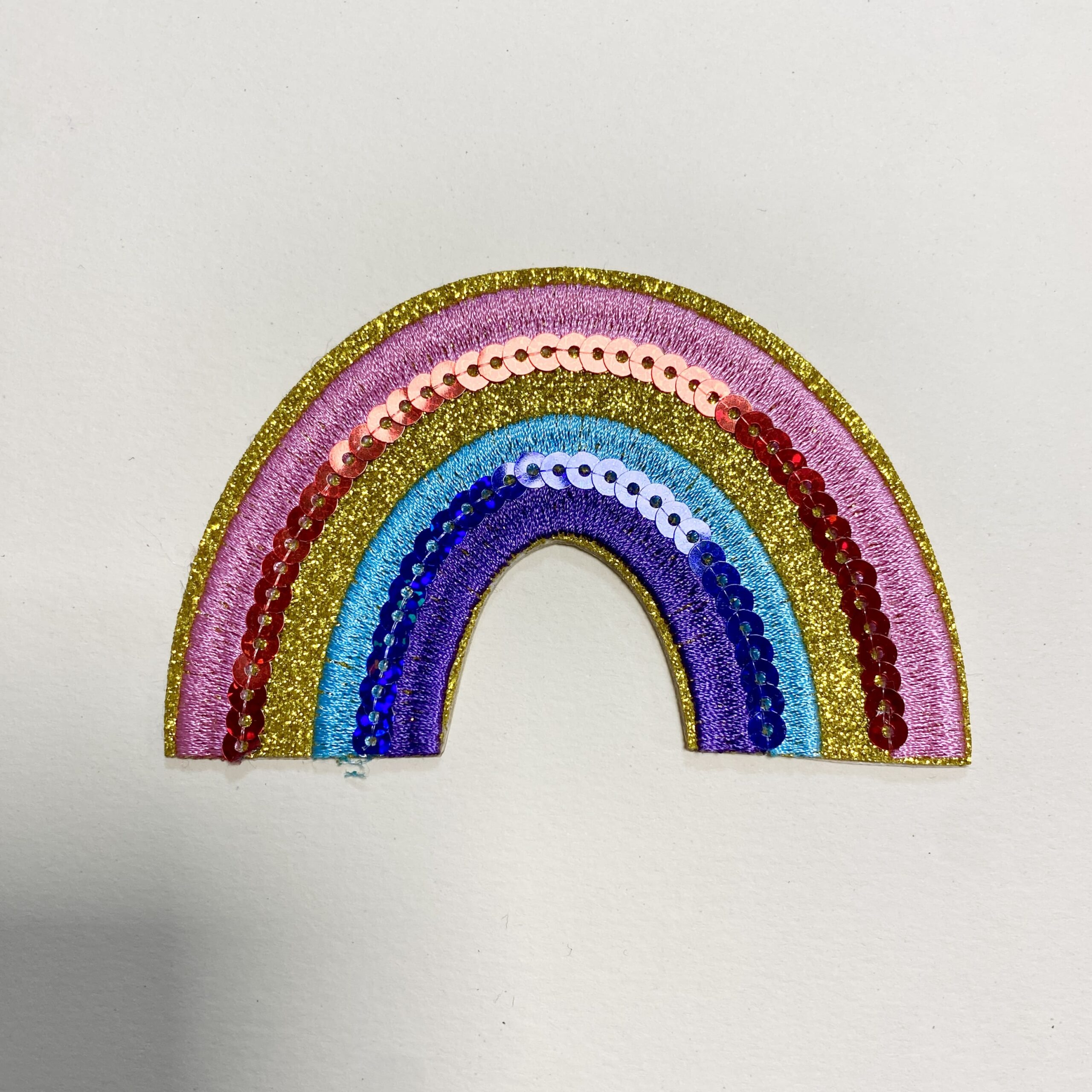 Toppa termoadesiva a forma di nuvola arcobaleno: applicazione ricamata - Italia